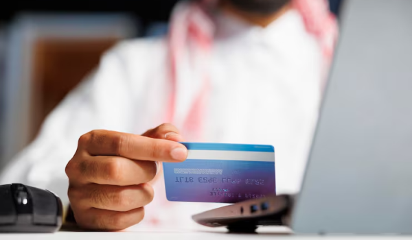 arab-businessman-shops-with-credit-card_482257-86315